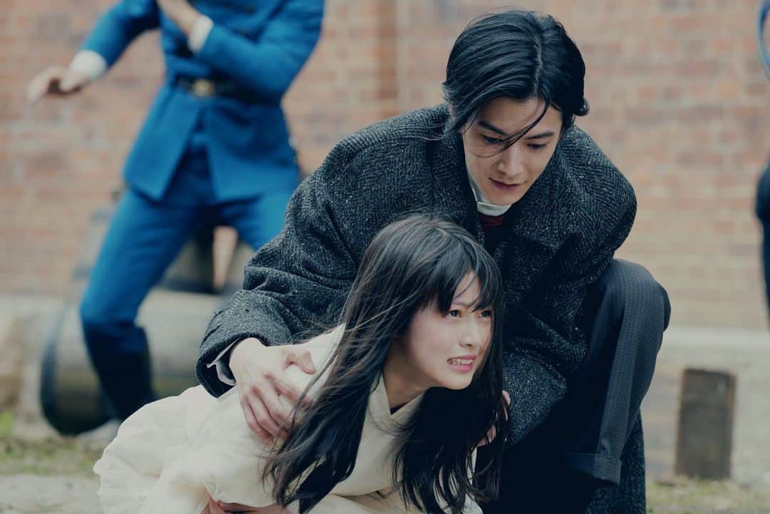 わたしの幸せな結婚のインスタグラム：「⋰ 映画『#わたしの幸せな結婚』 大ヒット上映中🌸💍 ⋱  ぜひ何度でも、色々な角度でお楽しみください🌸💍  #映画わた婚 #目黒蓮(#SnowMan) #今田美桜 #渡邊圭祐」
