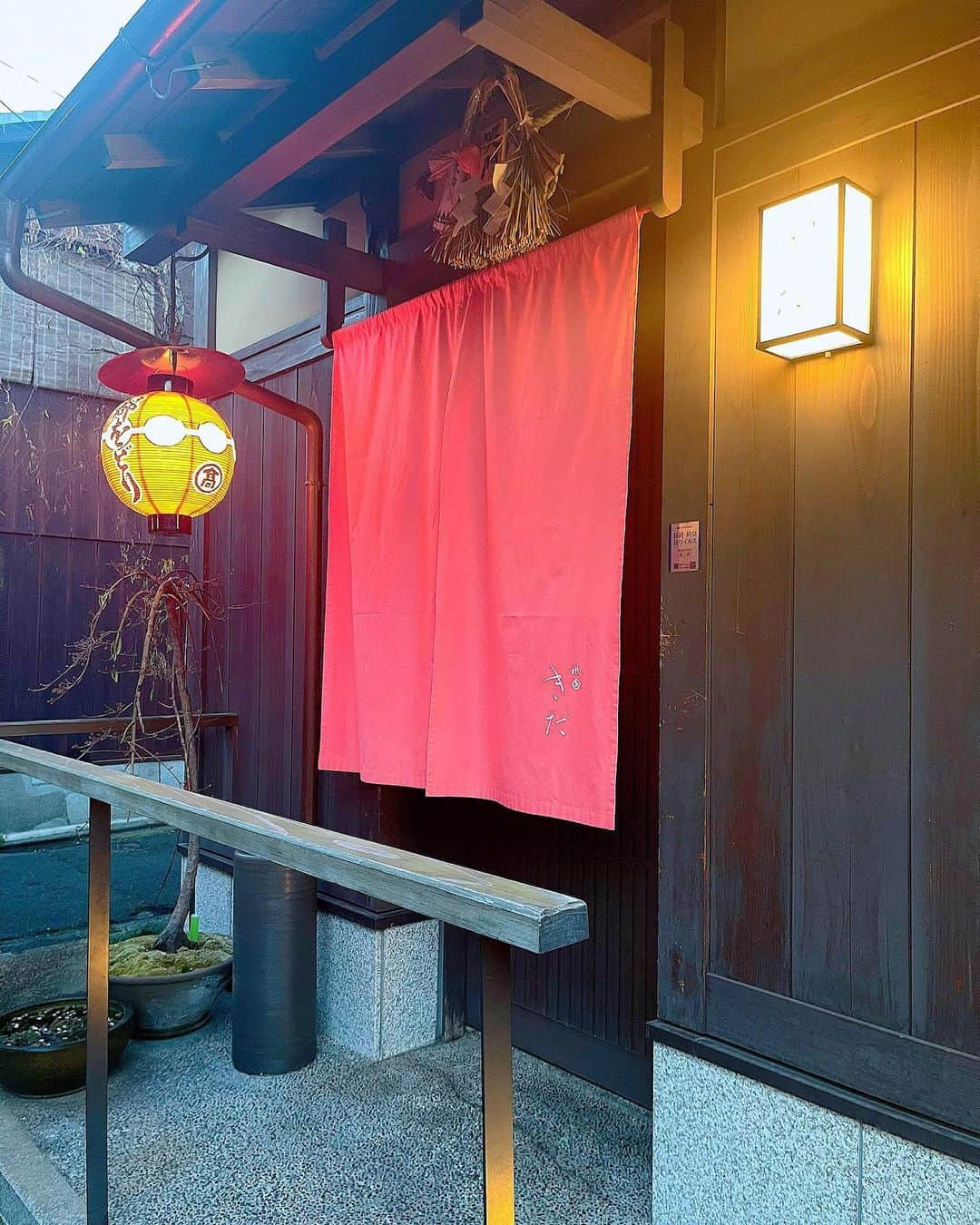 百合華さんのインスタグラム写真 - (百合華Instagram)「京都祇園にあるミシュラン一つ星の和食割烹『祇園 きだ』にてディナータイム②⛩✨💕  #祇園の美味しいお店  メインのお料理は脂の乗りが素晴らしい極上の月輪熊鍋の御登場🐻  #感動の美味しさ美しさ   大将による素敵なパフォーマンスや煌びやかな逸品料理で季節を感じながら美食家達と感動を分かち合えるとっても愉しい至福のひとときで御座いました❤️  #japan #日本 #kyoto  #京都 #祇園 #祇園南側  #michelin1star  #ミシュラン一つ星  #和食割烹料理  #祇園きだ #旬食材  #高級食材 #dinnertime  #ディナータイム #演出が素晴らしい #大将の笑顔がステキ  #美味しい時間は幸せ時間  #超予約困難店での会話  #美食家の集まるお店 #予約困難店 #美食 #美食家」4月23日 17時07分 - yurika.lovelily
