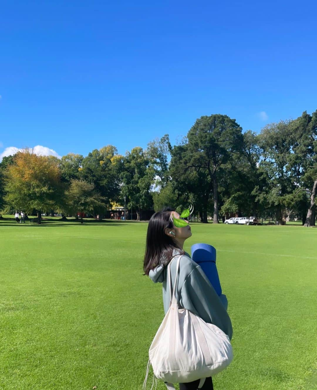 信長ゆかりのインスタグラム：「. お天気最高🧚‍♂️  少しは運動しないとね💭  #メルボルン#yoga#もどき 本当はピラティスやりたい🧚‍♂️ けど始めるとストイックにやってしまいそうでまだそのムードじゃないからしばらくは自己流ヨガ #という名のただのストレッチしてます」