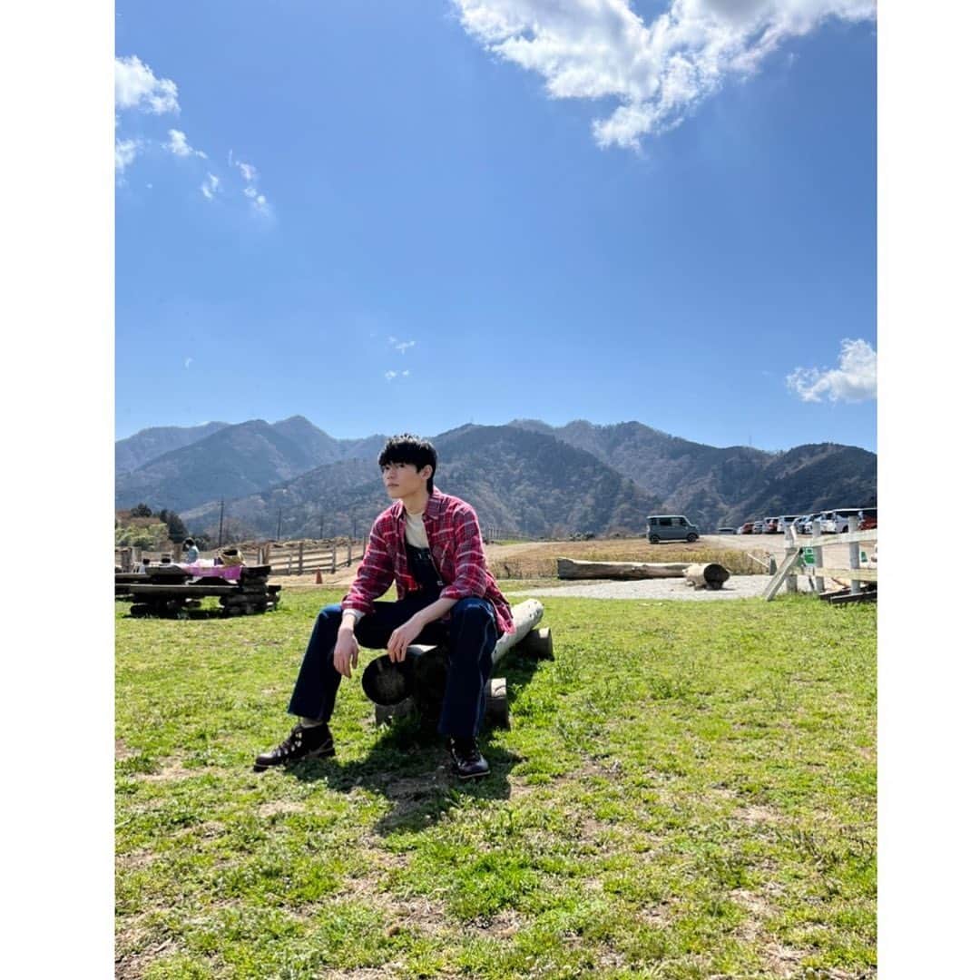 日向亘さんのインスタグラム写真 - (日向亘Instagram)「‪☺︎‬ Myojo6月号発売中です。  牧場へお邪魔して、乳搾り体験をさせて頂きました。🐄 搾られてる時も大人しくていい子たちでした。🐄🐂  牧場で飲む牛乳最高でした。🐄 天気も良くてめちゃくちゃ楽しかった〜  是非。🐄  #Myojo」4月23日 17時10分 - hyuga_wataru