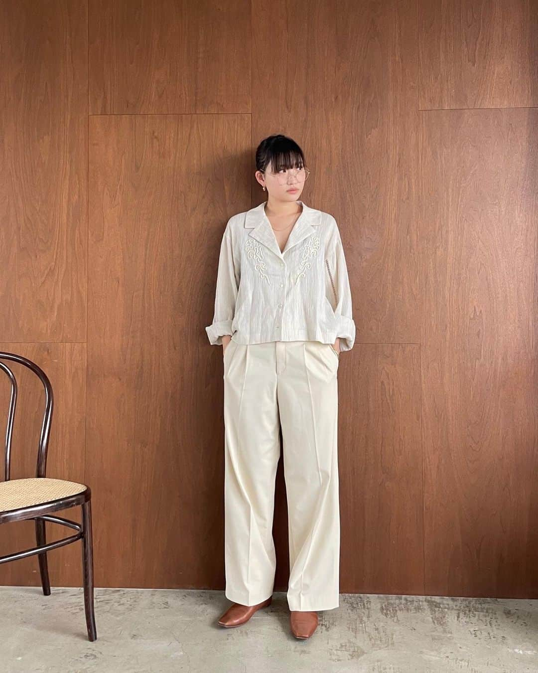 ETRÉ TOKYO ストアさんのインスタグラム写真 - (ETRÉ TOKYO ストアInstagram)「ㅤㅤ@etretokyo 【STAFF SNAP】  #ETREコードエンブロイダリーシャツ  BLACK / LIGHT BEIGE F size ¥30,800(tax in)  ㅤㅤㅤ  新宿スタッフ @etretokyo_tobi 157cm  本社スタッフ @etretokyo_sorami  ㅤㅤㅤ ㅤ 着用カラー：LIGHT BEIGE 着用サイズ：F  ㅤㅤㅤ  ㅤㅤㅤ ㅤㅤ ㅤㅤㅤ - - - - - - - - - - - - - - - - - - - - - - - - - - - -  商品詳細はTOPページURLよりチェック🔍 ›› @etretokyo_store  ㅤㅤㅤ スタッフコーディネートも毎日更新中【 #etretokyo_staff_ootd 】をフォロー🐿️  TOPページの"フォロー中"から 気になるスタッフのアカウントをフォロー🤝  - - - - - - - - - - - - - - - - - - - - - - - - - - - -  ㅤㅤㅤ ⁡  ㅤㅤㅤ 【INFORMATION】 ⁡ ⁡ ※ 現在発売中のアイテムはお在庫のある場合、ルミネカード会員様限定で 店舗通販のご利用が可能です。 ⁡ ※お電話がつながりにくい可能性がございます。 ⁡ ※また混雑時には入場制限及び 試着点数の制限を設けさせて頂きます。 予めご了承ください。 ⁡ ⁡ ご理解、ご協力を賜りますよう 心よりお願い申し上げます。 ⁡ ⁡  ㅤㅤㅤ ㅤㅤㅤ 【LUMINE SHINJUKU STORE】 ETRÉ TOKYO ルミネ新宿2店 TEL：03-5989-0979 ー営業時間ー (平日、土日祝)11:00-21:00 ⁡ #etretokyo#etre#fashion#etretokyoshinjuku #etre#2023etre#etretokyo_staff_ootd#2023ss #ルミネ新宿2#新作紹介#スタッフコーディネート#スタッフスナップ#夏服コーデ#リゾートコーデ#カジュアルコーデ#シンプルコーデ#ワントーンコーディネート#シャツコーデ」4月23日 20時00分 - etretokyo_store