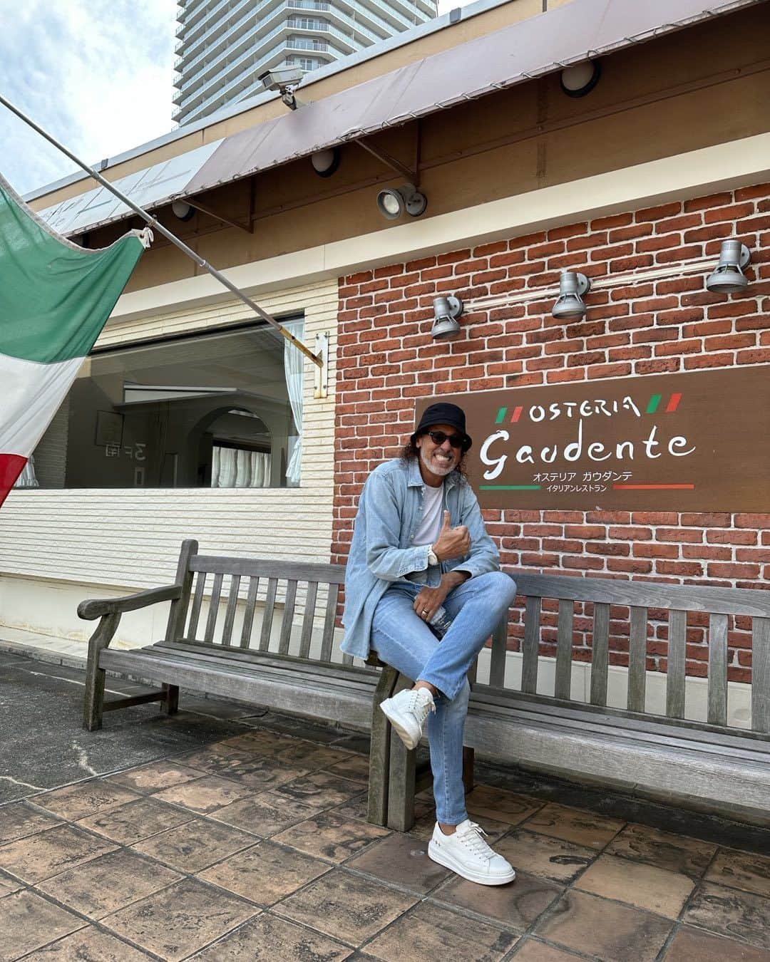 ラモス瑠偉のインスタグラム：「久しぶり先週の金曜日神戸モサイコにイタリアン食べに行きました。いつも皆さん優しくて、とっても美味しかった。また食べに行きます。Graziela!semana passada fui visitar uns amigos em Kobe no restaurante italiano .o pessoal muito simpáticos e a comida excelente 👍 obrigado pelo carinho de sempre abraço e grazie tante 👍⚽️🇯🇵」