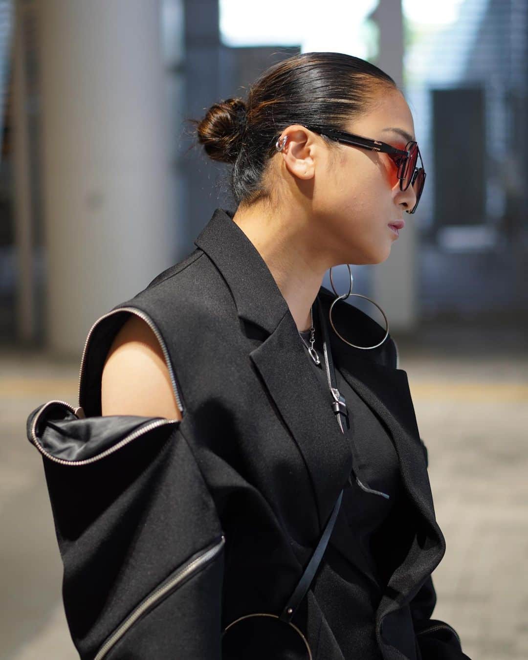 水野絵梨奈さんのインスタグラム写真 - (水野絵梨奈Instagram)「久しぶりにファッション❤️ 最近暑くなったり寒さ戻ってきたり…天気がメンヘラで困っちゃうぜ。 #fashion #styling #blackcode #jacket #eyewear #harness #bag」4月23日 17時17分 - elina_mizuno