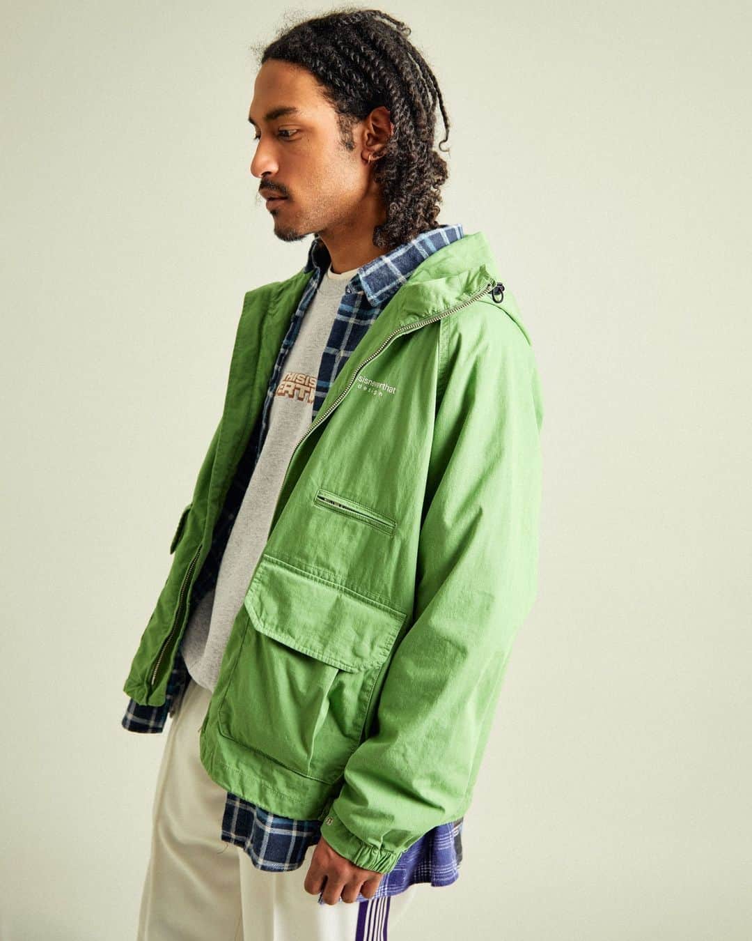 ガーブストアのインスタグラム：「The initial drop of thisisneverthat’s SS23 collection has just rolled out and, unsurprisingly, it’s an instant hit of nostalgic streetwear mixed with technical-leaning outerwear – perfect for the lead up to summer. Expect bold jeans, washed-out tees and lightweight jackets.⁠ ⁠ Link in bio!」