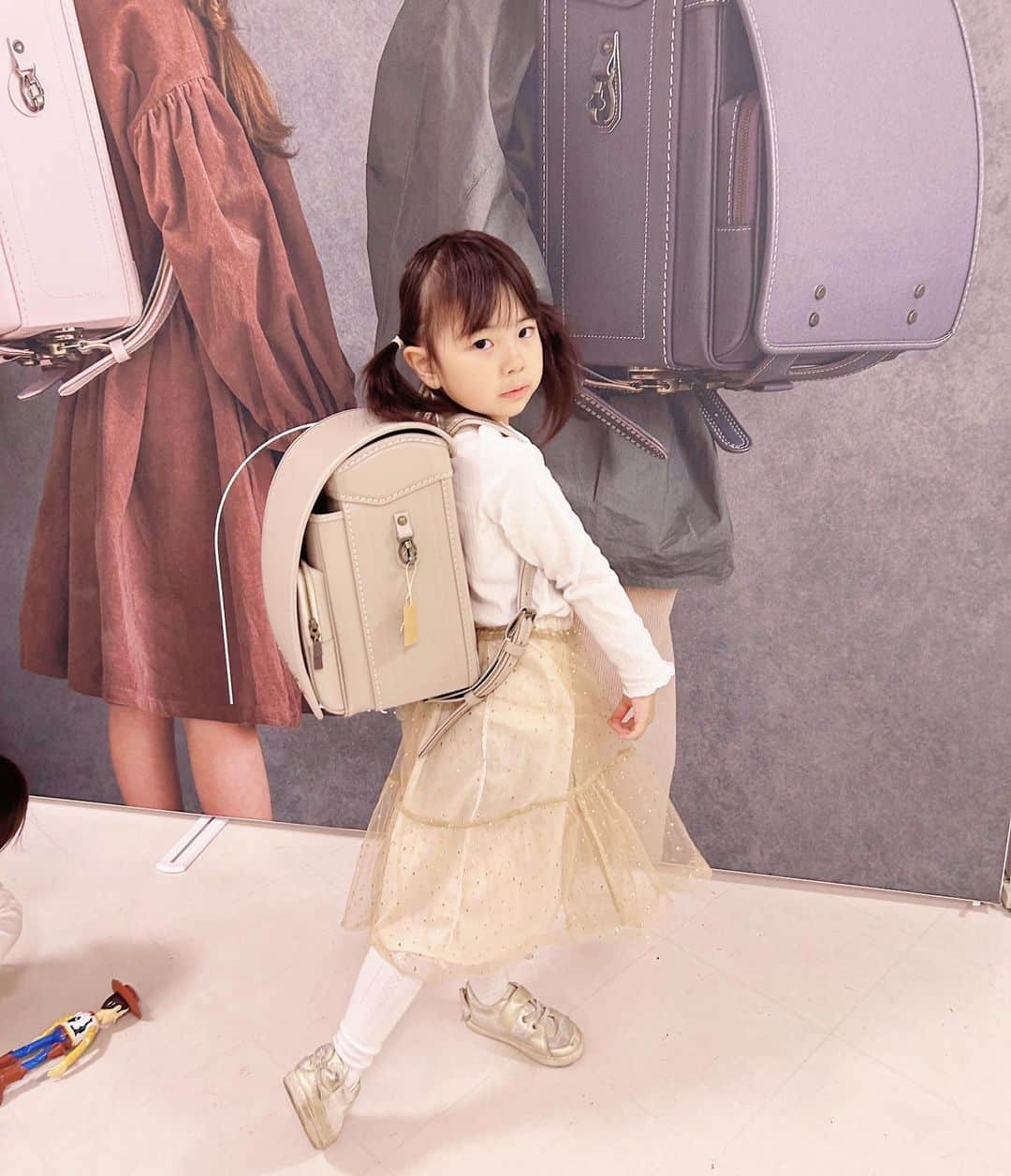 mariomi324さんのインスタグラム写真 - (mariomi324Instagram)「さて、どれにしたでしょうか？😉 #ラン活 👧🏻🎒🌸🌸🌸 ✳︎ ✳︎ ✳︎ ✳︎ #ランドセル #ラン活2024  #5歳 #2歳6ヶ月 #女の子ママ #姉妹ママ #姉妹 #キッズコーデ #キッズファッション #姉妹コーデ #姉妹リンクコーデ #姉妹お揃い #リンクコーデ #今日のコーデ #ootd #outfit #子供服  #プティマイン #kidsfashion #kidstagram #instakids #kidsphotography #sisters #kidsdress #mimiel #petitmain」4月23日 17時20分 - mario_ym324