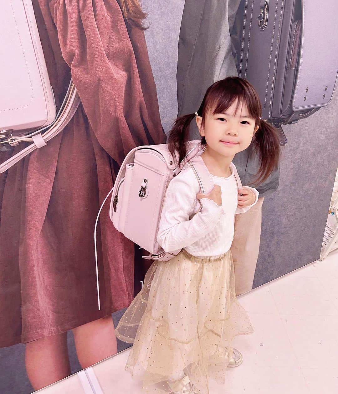 mariomi324さんのインスタグラム写真 - (mariomi324Instagram)「さて、どれにしたでしょうか？😉 #ラン活 👧🏻🎒🌸🌸🌸 ✳︎ ✳︎ ✳︎ ✳︎ #ランドセル #ラン活2024  #5歳 #2歳6ヶ月 #女の子ママ #姉妹ママ #姉妹 #キッズコーデ #キッズファッション #姉妹コーデ #姉妹リンクコーデ #姉妹お揃い #リンクコーデ #今日のコーデ #ootd #outfit #子供服  #プティマイン #kidsfashion #kidstagram #instakids #kidsphotography #sisters #kidsdress #mimiel #petitmain」4月23日 17時20分 - mario_ym324