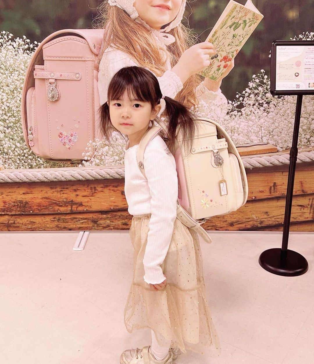 mariomi324さんのインスタグラム写真 - (mariomi324Instagram)「さて、どれにしたでしょうか？😉 #ラン活 👧🏻🎒🌸🌸🌸 ✳︎ ✳︎ ✳︎ ✳︎ #ランドセル #ラン活2024  #5歳 #2歳6ヶ月 #女の子ママ #姉妹ママ #姉妹 #キッズコーデ #キッズファッション #姉妹コーデ #姉妹リンクコーデ #姉妹お揃い #リンクコーデ #今日のコーデ #ootd #outfit #子供服  #プティマイン #kidsfashion #kidstagram #instakids #kidsphotography #sisters #kidsdress #mimiel #petitmain」4月23日 17時20分 - mario_ym324