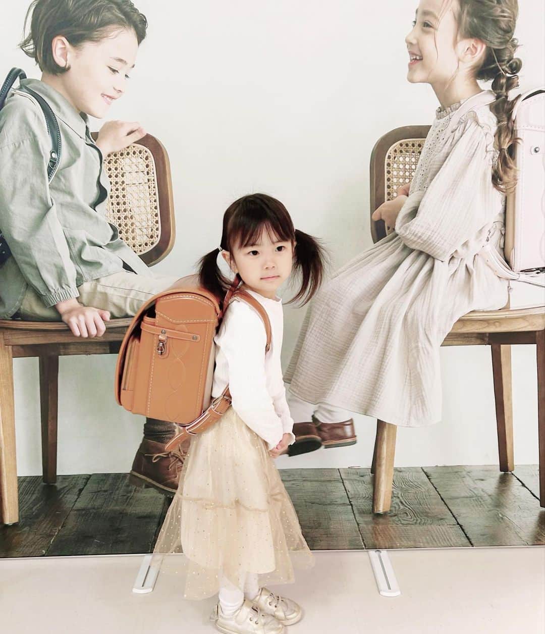 mariomi324のインスタグラム：「さて、どれにしたでしょうか？😉 #ラン活 👧🏻🎒🌸🌸🌸 ✳︎ ✳︎ ✳︎ ✳︎ #ランドセル #ラン活2024  #5歳 #2歳6ヶ月 #女の子ママ #姉妹ママ #姉妹 #キッズコーデ #キッズファッション #姉妹コーデ #姉妹リンクコーデ #姉妹お揃い #リンクコーデ #今日のコーデ #ootd #outfit #子供服  #プティマイン #kidsfashion #kidstagram #instakids #kidsphotography #sisters #kidsdress #mimiel #petitmain」