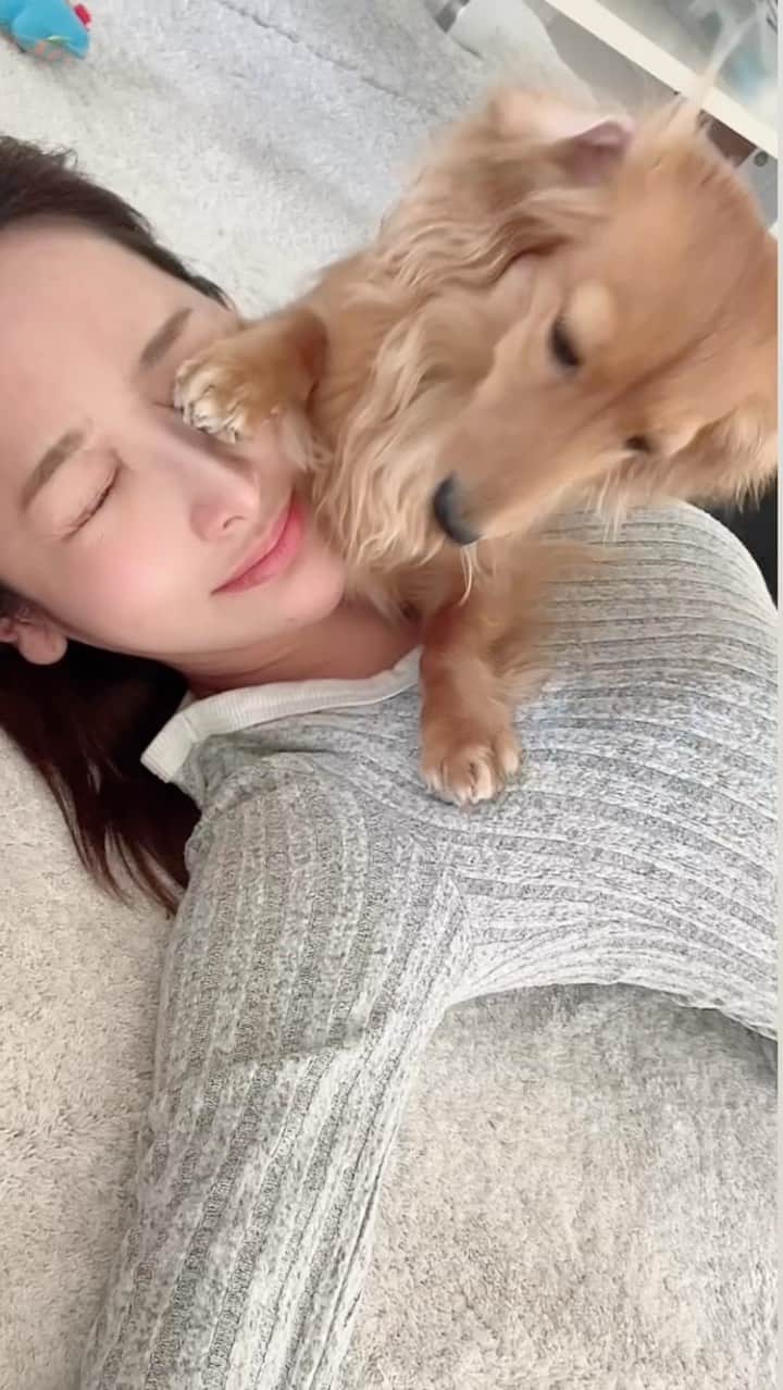 ゴルファーなつのインスタグラム：「お犬さまに尽くす日々。幸せ。  #いぬなしでは生きていけません」