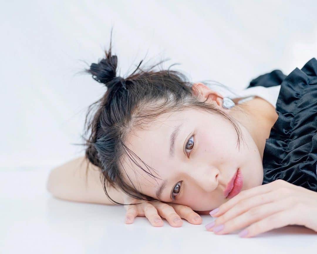 森絵梨佳のインスタグラム：「@ar_magazine 5月号🐳  @yurihanamori  @kawashimanozomi_official  @kasaharayuri_st」