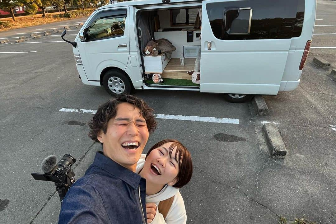 こんちゃんさんのインスタグラム写真 - (こんちゃんInstagram)「【日本一周達成しました🚐】 4年前にスタートした日本一周ふたり旅は、 西日本10ヶ月、東日本10ヶ月…合計600日の車暮らしと5万9000kmの走行距離をもって無事に達成しました🎉！ 夏の灼熱の暑さや極寒の雪の中で寝た車中泊、事故や入院やスタックにパンク…コロナで一時中断したりと大変だったけど、無事に恋人と旅に出て婚約者と帰ってこれました。  あぁー本当に楽しかった。ふたりで旅に出れてよかった。この思い出と経験は宝物。 とりあえず今夜投稿したYouTubeにすべて想いをぶち込んだので是非観ておくれ！！  まだまだ行きたいところもやりたいこともあるけど、一旦ゆっくりしようと思います！ 今まで応援ありがとう！長かった日本一周ついに達成です🎉！！ #とったび #日本一周」4月23日 20時00分 - hiromasakondo