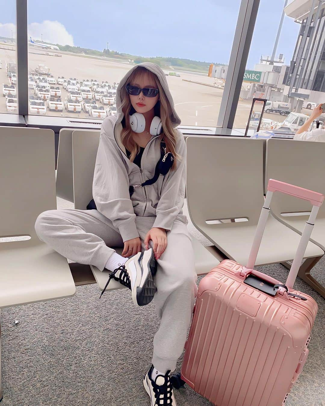 AYAKAさんのインスタグラム写真 - (AYAKAInstagram)「𝑇𝑜𝑘𝑦𝑜→ 𝐾𝑜𝑟𝑒𝑎 ✈️🇰🇷  #空港#空港スタイル#海外旅行#旅行#旅#韓国#韓国旅行#スウェット#スウェットコーデ#セットアップ#ラフコーデ#trip#travel#Korea#koreatrip#rimowa」4月23日 17時26分 - ayapiyo7777