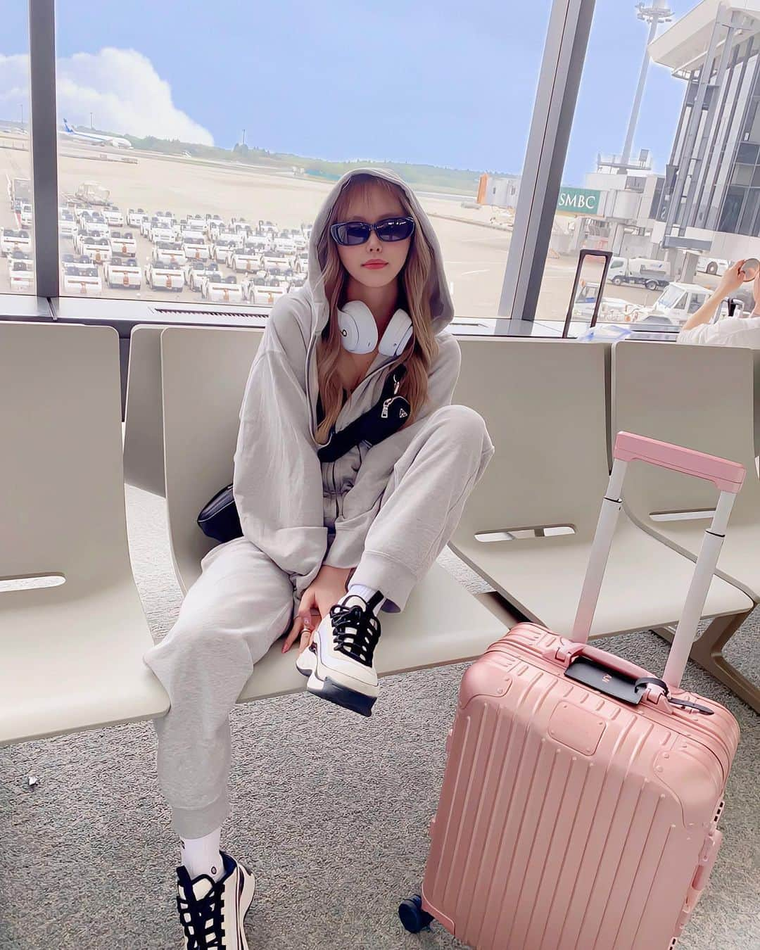 AYAKAさんのインスタグラム写真 - (AYAKAInstagram)「𝑇𝑜𝑘𝑦𝑜→ 𝐾𝑜𝑟𝑒𝑎 ✈️🇰🇷  #空港#空港スタイル#海外旅行#旅行#旅#韓国#韓国旅行#スウェット#スウェットコーデ#セットアップ#ラフコーデ#trip#travel#Korea#koreatrip#rimowa」4月23日 17時26分 - ayapiyo7777