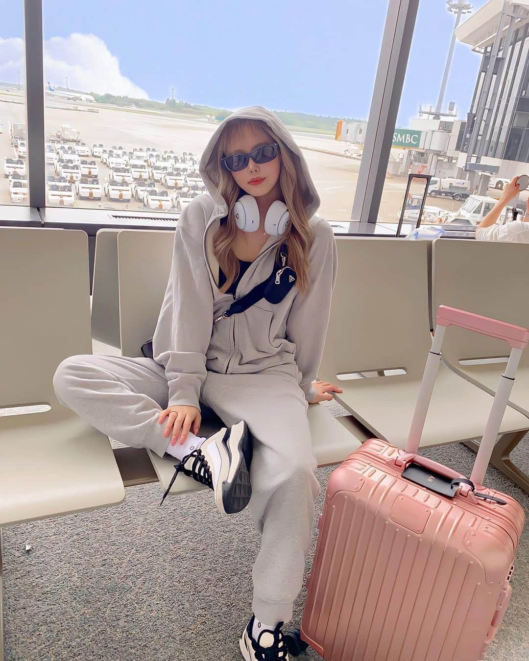 AYAKAさんのインスタグラム写真 - (AYAKAInstagram)「𝑇𝑜𝑘𝑦𝑜→ 𝐾𝑜𝑟𝑒𝑎 ✈️🇰🇷  #空港#空港スタイル#海外旅行#旅行#旅#韓国#韓国旅行#スウェット#スウェットコーデ#セットアップ#ラフコーデ#trip#travel#Korea#koreatrip#rimowa」4月23日 17時26分 - ayapiyo7777