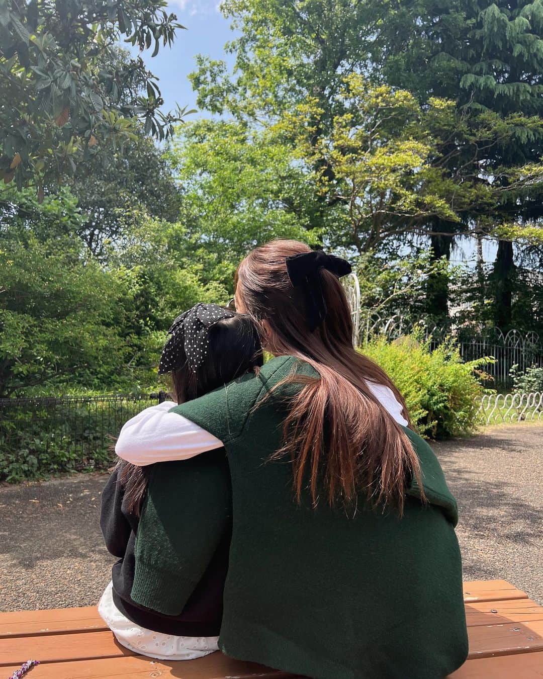 近藤千尋のインスタグラム：「朝一から公園行って⛲️🛝 遊んだ日曜日🩵 最初は寒かったけど お昼は暑かったねぇ〜🧚‍♂️💗  今日ママさん達が話しかけてくれて 嬉しかったです😆  そして今 姉妹は変な時間に寝てしまいました👭笑 私は1人で湯船にてリラックスタイム🛁  今日は長女と、 ロゼみたいにリボンをつけようね🎀と 約束していたので同じ髪型💁‍♀️笑  ませてるよね〜かわいい〜🩷笑 もうすぐ6歳の長女❤️  次女は口のまわりがアイスまみれで まだまだ3歳って感じです！笑🥺🍨  親友家族よ、今日もありがとう🙏🙇‍♀️  子供達の服は @ajuga.shop 🎀」