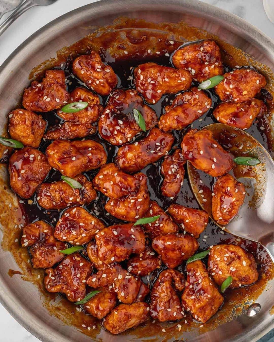 Easy Recipesのインスタグラム：「Crispy baked gochujang chicken bites are baked and tossed with a sweet, spicy, slightly funky sauce that makes this chicken gochujang addictive.This recipe has an easily adjustable heat level, so it’s perfect for spice lovers and is easy to make at home in less than 45 minutes.   Full recipe link in my bio @cookinwithmima  https://www.cookinwithmima.com/gochujang-chicken-bites/」