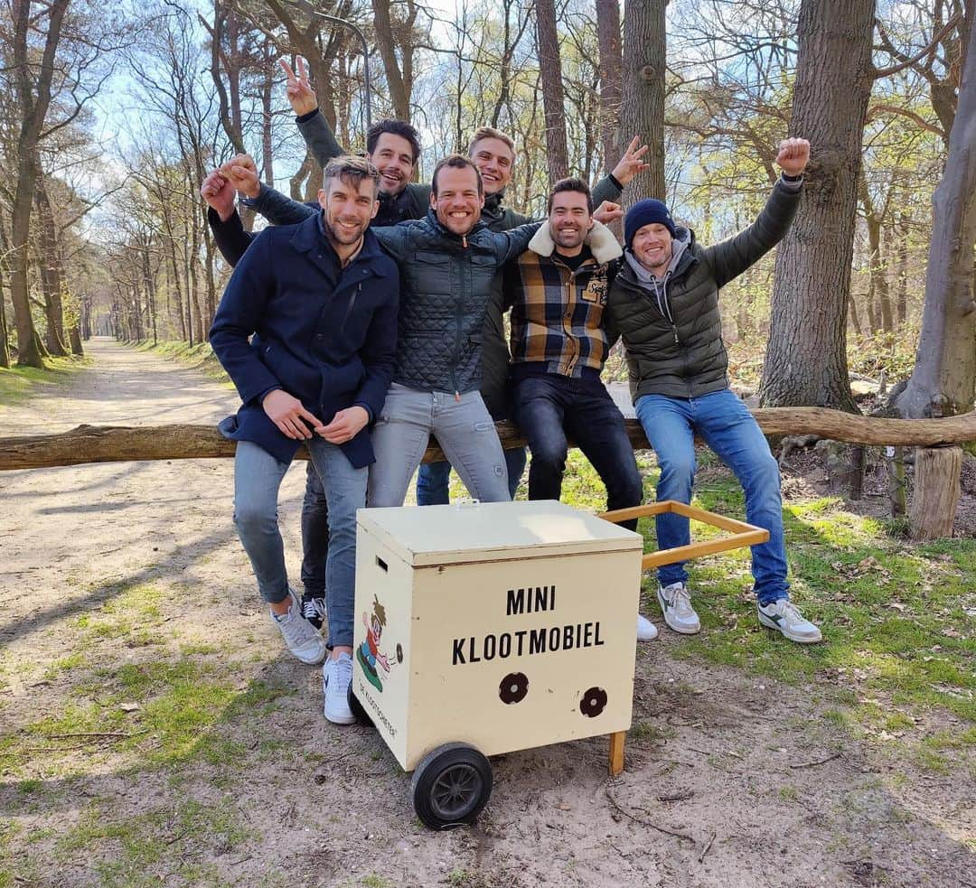 マルセル・キッテルのインスタグラム：「Reunion of the pensionados of the Giant-Shimano gang from 10 years ago! 💯 Great to talk about how special the bond is that we have and everything that happened since then. Since we are all retired now, we practiced the wonderful sport of "klootschieten" and discussed gained body weight, grey hair and ebikes... 😂  P.S. the english google translation for "klootschieten" is not correct... 😅」