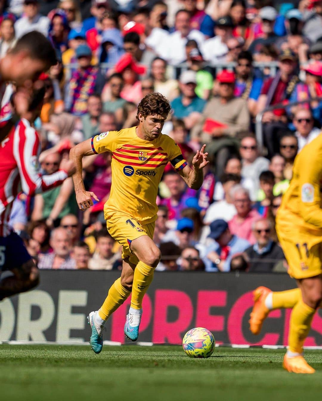 マルコス・アロンソ・メンドーサのインスタグラム：「3 puntos importantes en casa para dar un pasito mas!  Feliz dia de Sant Jordi a todos! 🌹📕 Big win at home to get closer to our target!   #MarcosAlonso」