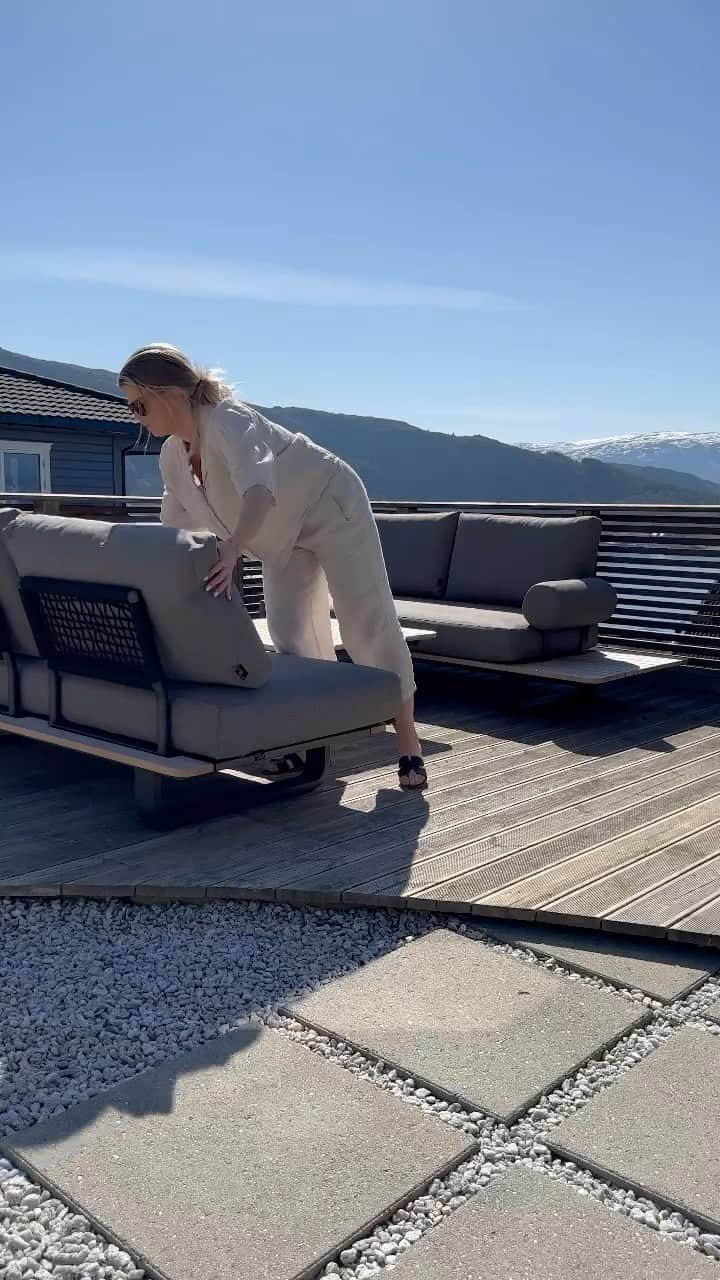 Inger-Lise Lillerovdeのインスタグラム：「annonse| Så deilig å kunne flytte ut igjen 🙌🏼 Her har jeg lett frem de fine utemøblene våres fra @oakland_no , som var nye i fjor. Gruppen heter Kyoto, og kan stå ute i all slags vær. Har valgt å møblere litt annerledes i år, så får vi se hva vi liker best etterhvert! Har du lett frem utemøblene for sesongen?? _____________________________________________________ #uterom #uteplass #uteplassen #utestue #utemöbler #utemøbler #terrasse #homewithaview #outdoorliving #outdoorlife #interiør #interiors #interiordesign #indooroutdoor #indooroutdoorliving #patio #patiodecor #patiodesign #terrace #terracewithaview #hageoguterom #hageoguteliv #uteområde #hageliv #norskehjem」
