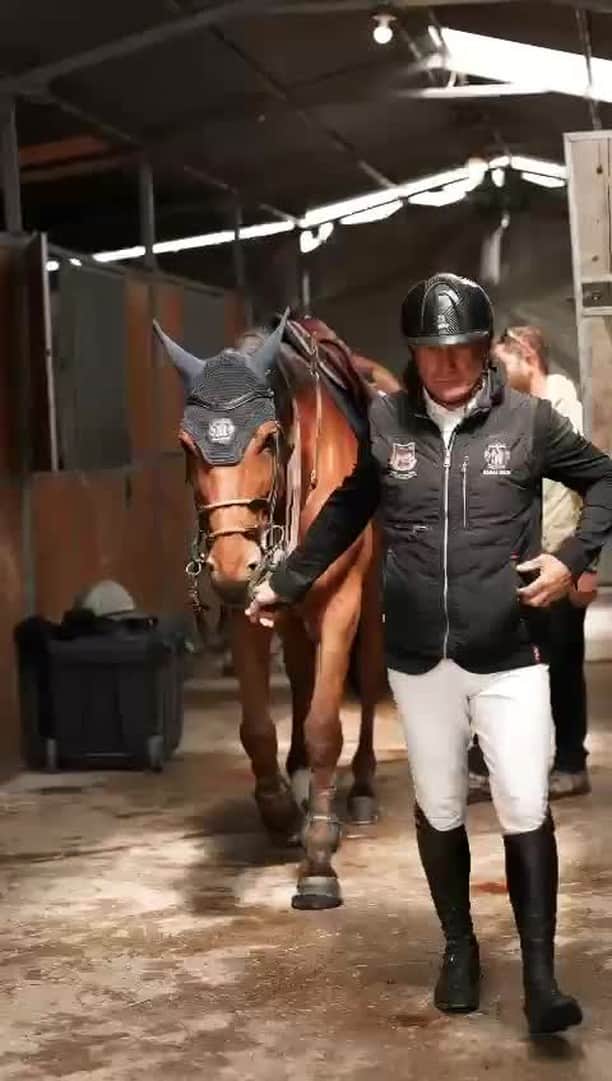 アルベルトファッシャーニのインスタグラム：「Have you ever thought about all the time, dedication and hard work that goes into training equestrian? From the trust and bond between horse and rider to the art of putting it all together. ⁠ Anyone who has ever seen it can tell you that it's simply breathtaking! ⁠ ⁠ @harasmaia.eu in Fasciani's Leonardo boots: thank you for being part of our family!⁠ ⁠  #EquestrianTraining #ArtFromNature #AlbertoFasciani⁠ ⁠ Credits: @harasmaia.eu⁠ Boots: @albertofasciani_official」