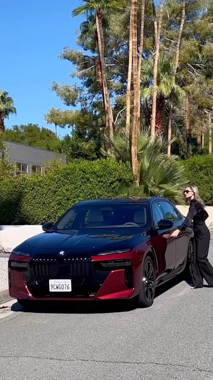 BMWのインスタグラム：「En route to spring break 🌴 📸: @ninacarmaria #BMWRepost  The BMW i7. #THEi7 #ThisIsForwardism #BMW __ BMW i7 xDrive60: Combined power consumption: 19.6–18.4 kWh/100 km. Combined CO2 emissions: 0 g/km. Electric range: 590–625 kilometers. All data according to WLTP. Further info: www.bmw.com/disclaimer」