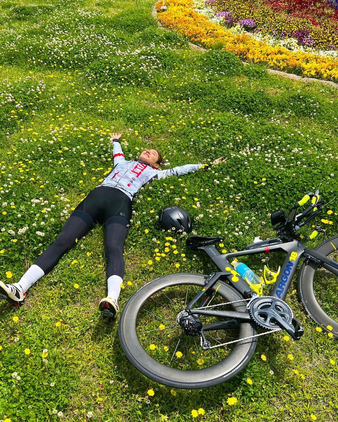 村山和実のインスタグラム：「. 久しぶりのバイク🚴‍♀️🌿  荒川を江東区側から埼玉方面に25キロ走って、折り返して計50キロ💨  久しぶりだったからかなりびびって練習に参加しましたが…思ったより漕げて大満足🌸  昨日のスイム練も思ったより泳ぐことができて、  これはもう、 普段から低酸素室でトレーニングしてるからだなと💡 身をもって実感した❤️‍🔥  正直、 筋トレ系のレッスン担当で週5くらいで動いてはいるけど、ランやバイクは月1くらい。  有酸素運動はほぼ0レベルだけど😅 低酸素でトレーニング(レッスン)してるとマスクしているのもあって、カウントしたり説明するのも結構苦しかったりして…  それが結果、良いトレーニングになってるのだと思いました✨✨  とはいえ、 やっぱり走ったりバイクに乗って距離を積んでいかないと。。。 練習量はまだまだ足りないので  レースまでの1ヶ月。 筋トレだけでなく 有酸素運動もしっかり追加して心肺機能高める❤️‍🔥  そして脚力もつけついく❤️‍🔥  4年ぶりのトライアスロン 参加するのはスプリントディスタンスで短い距離だけど、怪我なく事故なく、完走目指して頑張るぞー😤❤️‍🔥  #トライアスロン 復帰！ #レースまであと1ヶ月 ... #練習しないと …#本気で #ロードバイク女子 #ttバイク女子 #トライアスロン女子  #荒川サイクリングロード  #荒川練#🚴‍♀️ #トライアスロンスプリント #トライアスロン練習  #4年のブランク#やや恐怖 #😇 #高地トレーニング横浜  #低酸素トレーニング横浜  @green.terrace_yokohama」