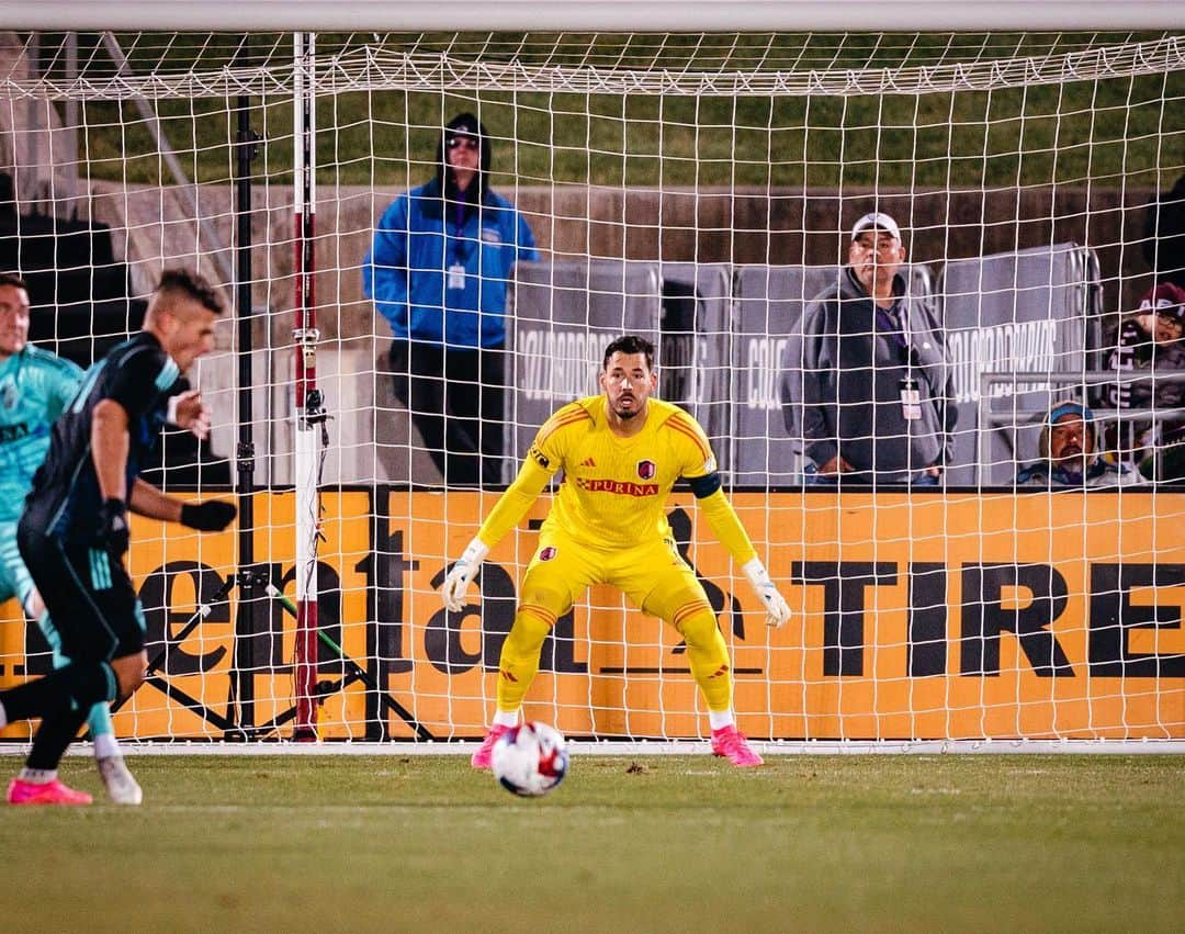 ロマン・ビュルキのインスタグラム：「Came back with 1 point from Colorado. Let’s focus on the next game on Tuesday! Thanks to all the fans who found their way to Colorado. We needed you🩷 #RB1」