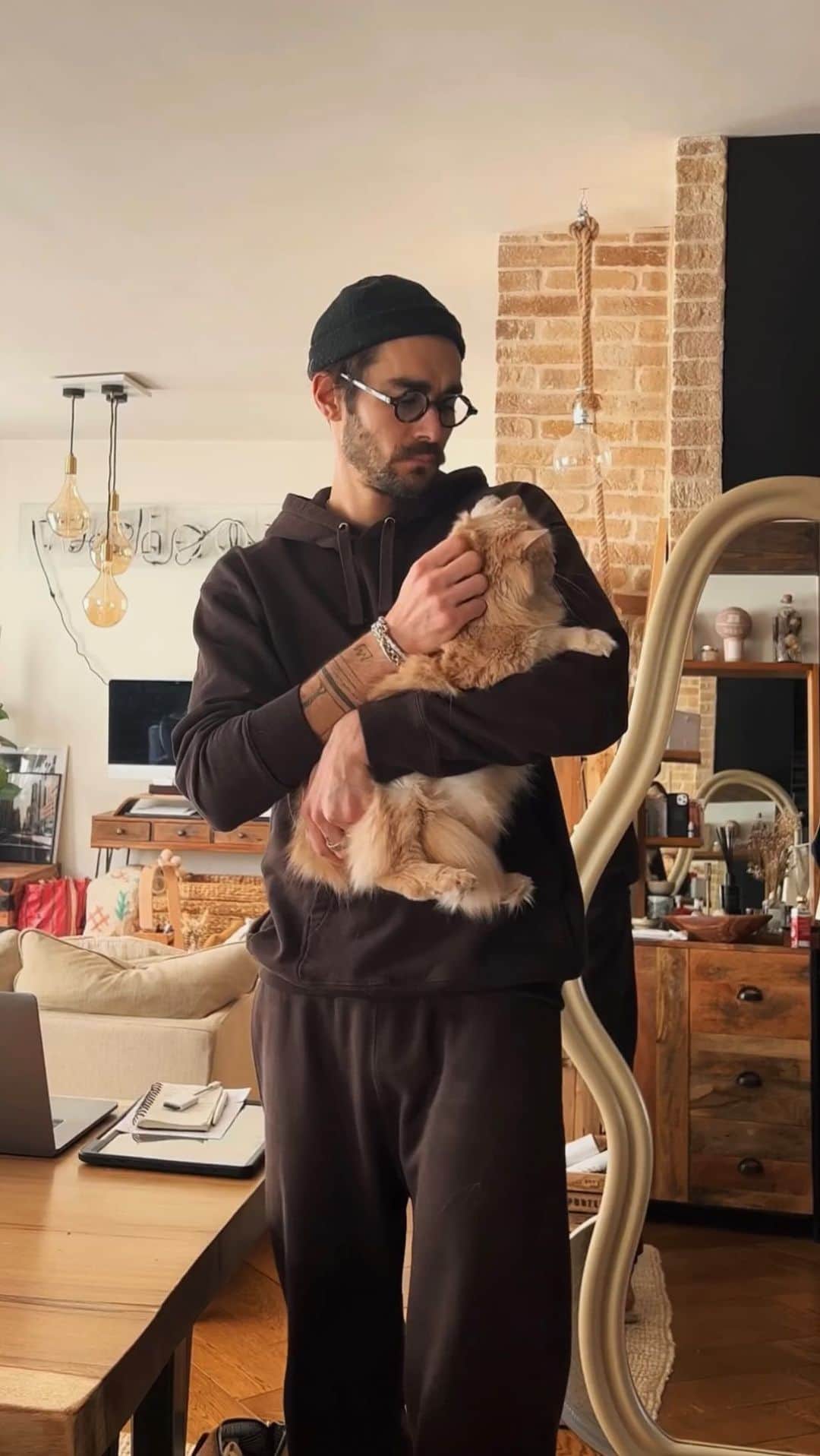 NICOLAS SIMOESのインスタグラム：「Little time together 🤍 Since Joy arrived, we feel Nala is asking more attention than before so it is important to spend some time with her 🥰」