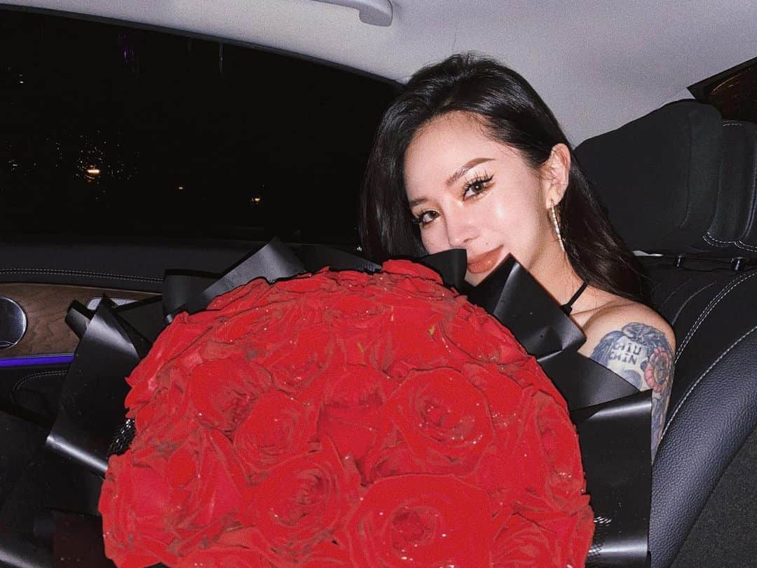 Abby Chenのインスタグラム：「半夜睡不著 發個你們沒看過的舊照吧 🤭 好猶豫到底要不要染黑喔～～」