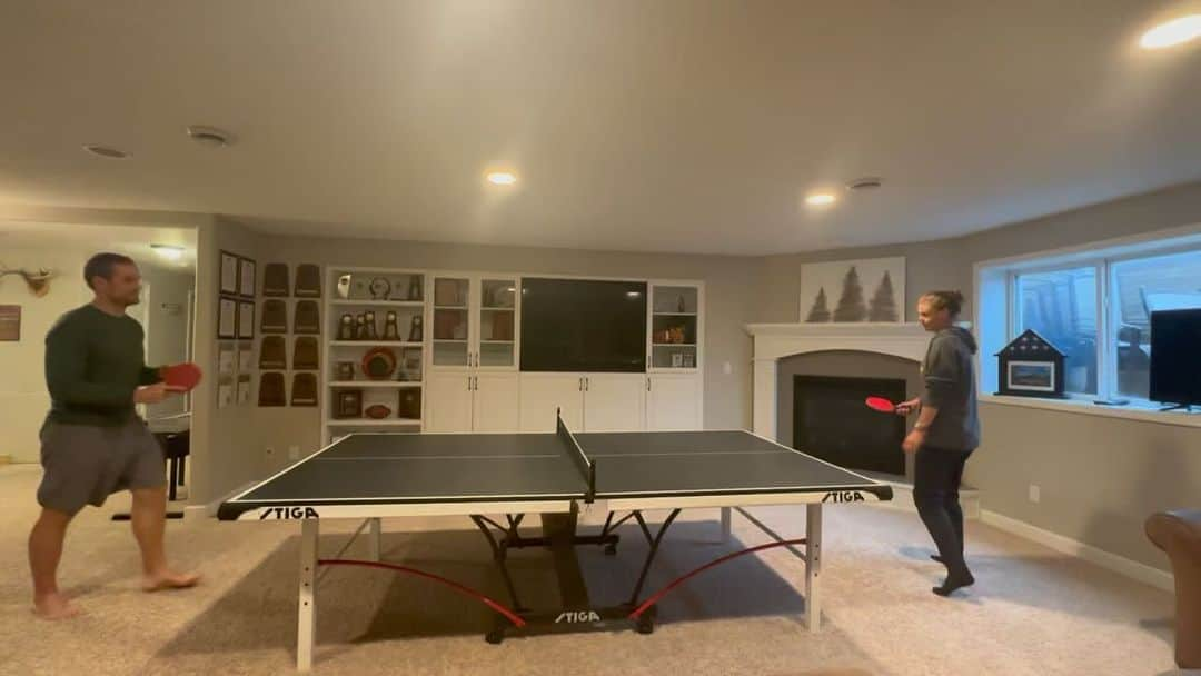 エイミー・オルソンのインスタグラム：「When you can’t beat your wife in Ping Pong, change the rules! 😂😂」