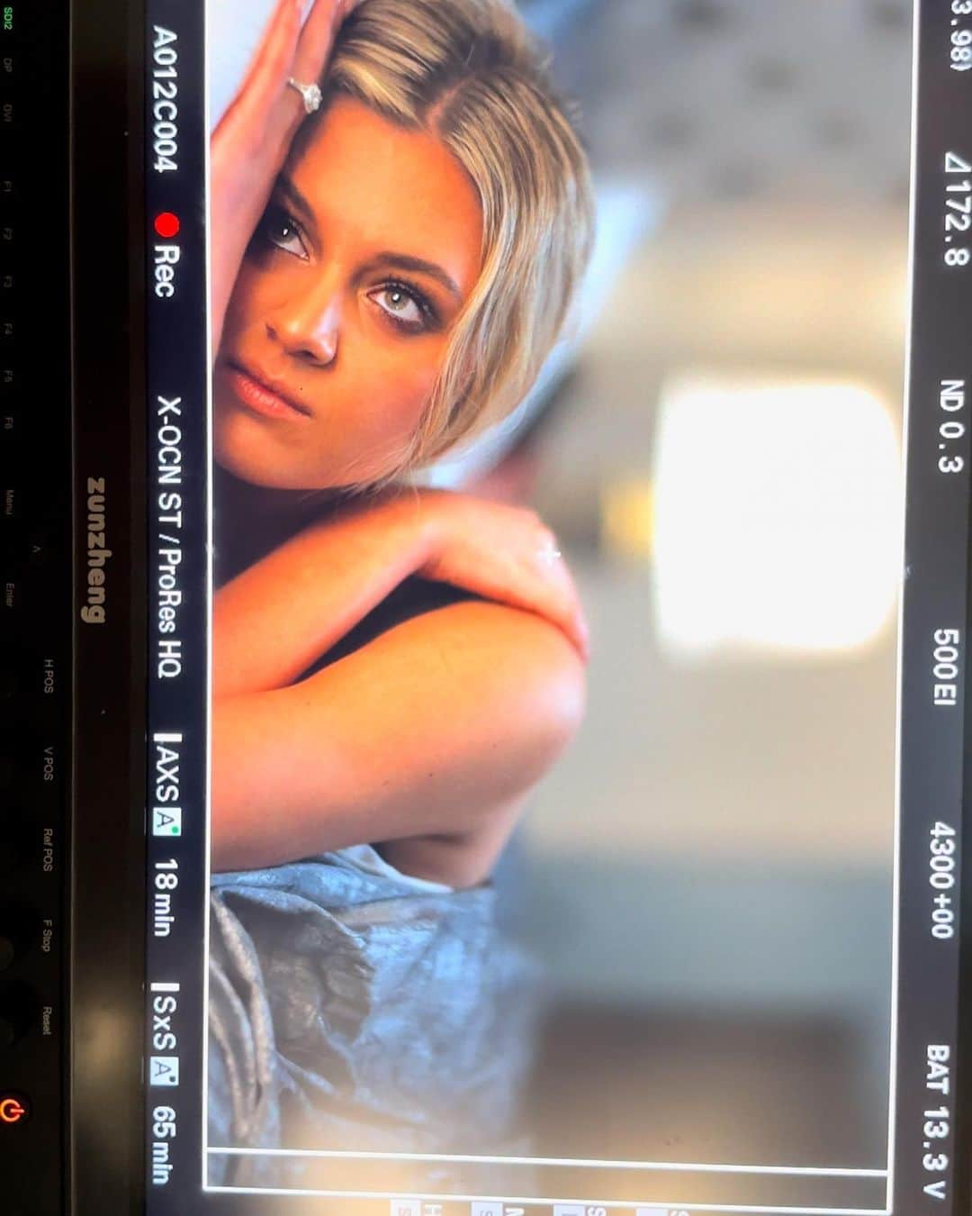 Kelsea Balleriniさんのインスタグラム写真 - (Kelsea BalleriniInstagram)「rolling up the welcome mat has been out for a little over two months now, and every day i am still overwhelmed by the life it’s taken on. thanks for letting it into your hearts and feeling it all with me. here’s a little look into the making of it. 🤍」4月24日 3時25分 - kelseaballerini