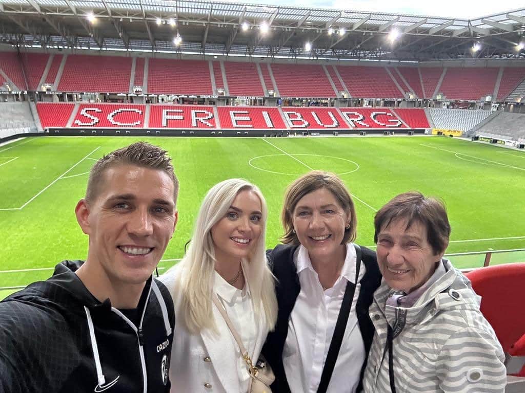 ニルス・ペテルセンのインスタグラム：「#Heimsieg ✔️ #Family ❤️ #Glücksbringer 🍀 #SCFS04 #NP18」