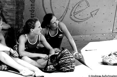 ユリア・フィシェルのインスタグラム：「January 17, 2010. A local comp on a 5 meter high wall in Tumpen, where you'd traverse the whole gym in finals before reaching the first quickdraw. "Mom, mom, I was better than Hannah Schubert!" (Hannah slipped in finals). I didn't really know her back then. Little did I know that we were gonna spend the next years growing up together.  . June 21, 2014. In Iso before finals of the Youth National Championships. Hannah and I were the last ones in iso. Right before she went out to climb, she told me: "Honestly, I hope you win this time Julie. You deserve it." (She's won all the previous Lead comps in that season.) I had to hold back my tears. When I got on the route, I felt nothing but happiness. I climbed my best and actually won the competition. Hannah was so happy for me, even though she ended up in 2nd place.  . September 30, 2018. Kranj. Hannah won her first worldcup medal!! She gave me her flowers. This time, I was the one who was so happy for her. She worked sooo hard for that and went through so much for that medal. @schuberthannah you taught me so much over the years. I learned how to fight hard from you, but also how to be happy for others. We spent endless hours training, competing and sitting in hotel rooms together. I'd never be where I am today without you. Thank you. 🫶  And now enjoy your life off the comp scene!! I know you already do 😌♥️」