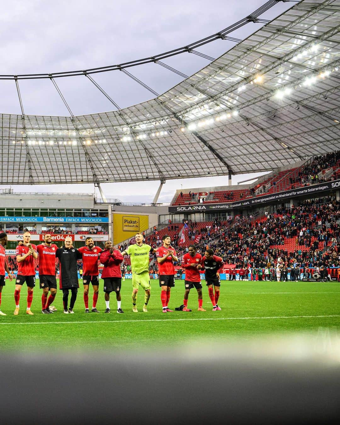 バイエル・レバークーゼンさんのインスタグラム写真 - (バイエル・レバークーゼンInstagram)「T E A M ⚫️♥️  🔙 #B04RBL 2-0 #Bundesliga #Bayer04 #Werkself」4月25日 16時00分 - bayer04fussball