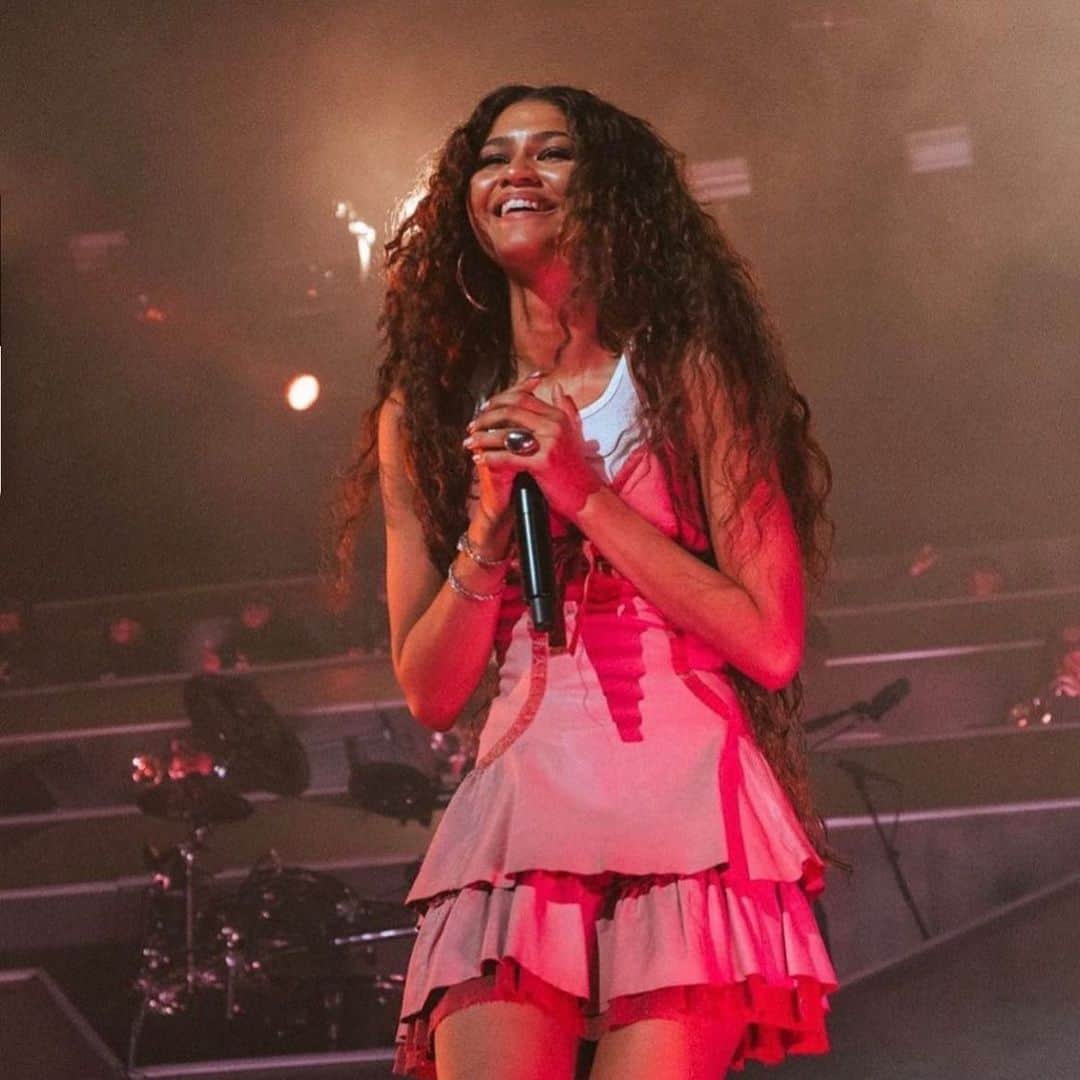 Charlotte Russeさんのインスタグラム写真 - (Charlotte RusseInstagram)「Still not over this surprise appearance 👏👏👏 @zendaya performing All For Us with @labrinth ✨🎡👑」4月24日 3時39分 - charlotterusse