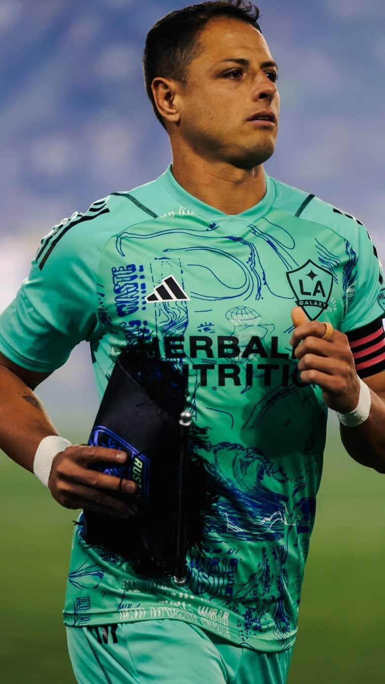 ハビエル・エルナンデス・バルカサールのインスタグラム：「+ 3 ✅ Gran esfuerzo de todos familia, a seguir mejorando para que esta victoria sea la primera de muchas 🙌🏼 @lagalaxy」