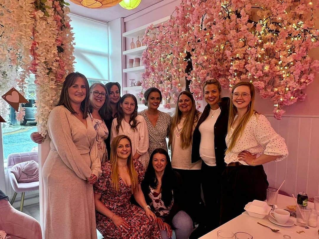 ジェマ・アトキンソンのインスタグラム：「Wow! What an afternoon 🥹❤️ My agent told me today I had a meeting with Bleakholt to sort our next open day. I arrived to a surprise baby shower hosted by Team Gemma. The incredible ladies I trekked with and camped with for a week on the @coppafeelpeople cancer charity challenge. To say I was shocked is an understatement 😂 Since day one i knew each of these women were special. Each of their own individual fights and / or connections to that shitty disease blows my mind. They are the most mentally strong group I’ve ever been around. As well as kind, funny and a tad crazy which I love. Today they drove from all over the country to my local village and it means so much. They even had a zoom set up at the end of the table for those that couldn’t make it so they could also join us 🥰 I’ve come home with SO many gifts for little man and Mia. They thought of everything. We’re already planning our next hike up in the Lake District! I’ll always be thankful I said yes to that trek as it’s brought me life long friends. Thank you ladies, and thank you Duncan and Ian who also came especially! Their first ever baby shower. They were our camp leaders on the trek and we’ve made them part of Team Gemma ever since weather they like it or not 😂😂  Thank you @heartsforhomescoffeeshop for being such lovely hosts ❤️」
