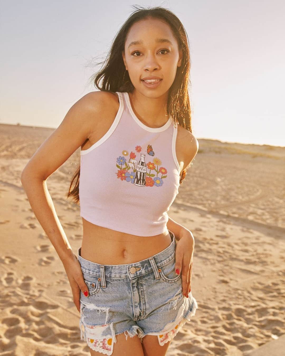 エアロポステールのインスタグラム：「Style stays fresh at the beach in #AeroCocaCola merch ❤️ #WearAero」