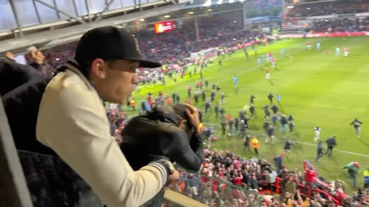 ライアン・レイノルズのインスタグラム：「Rob and I kinda blacked out during this moment, but somehow we’ll never forget it.   🎥: Paul Rudd  @wrexham_afc - @robmcelhenney」