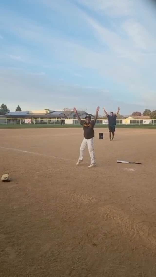 ラッセル・ウィルソンのインスタグラム：「His first Home Run way over the fence! 2 hours post game..Future taking ground balls, pop flies & extra swings. Right before Sun down. Anything worth having we all have to work for!!! Proud dad moment. ⚾️」