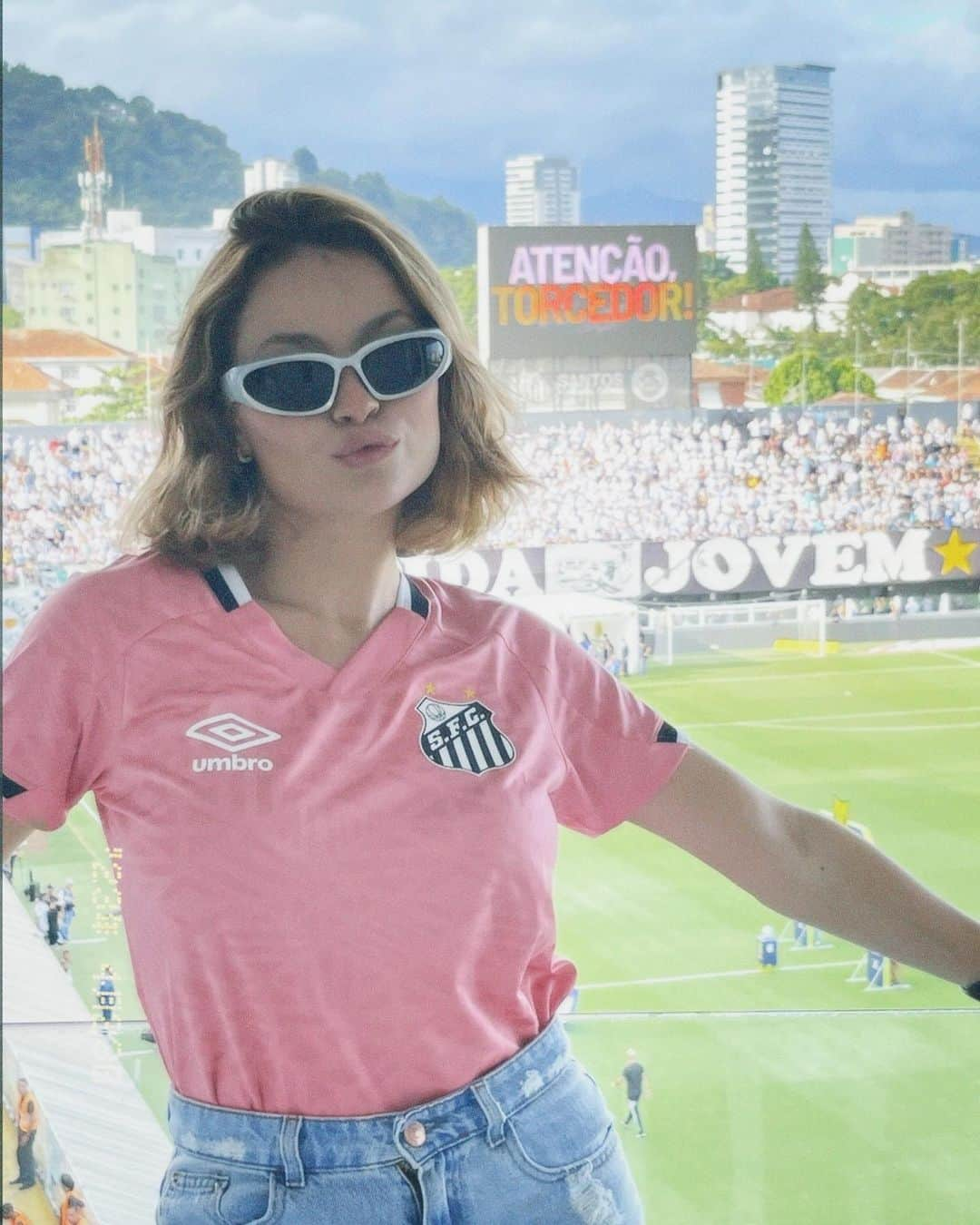 ライサ・チャダッドのインスタグラム：「vai pra cima deles Santos 🤍🖤」