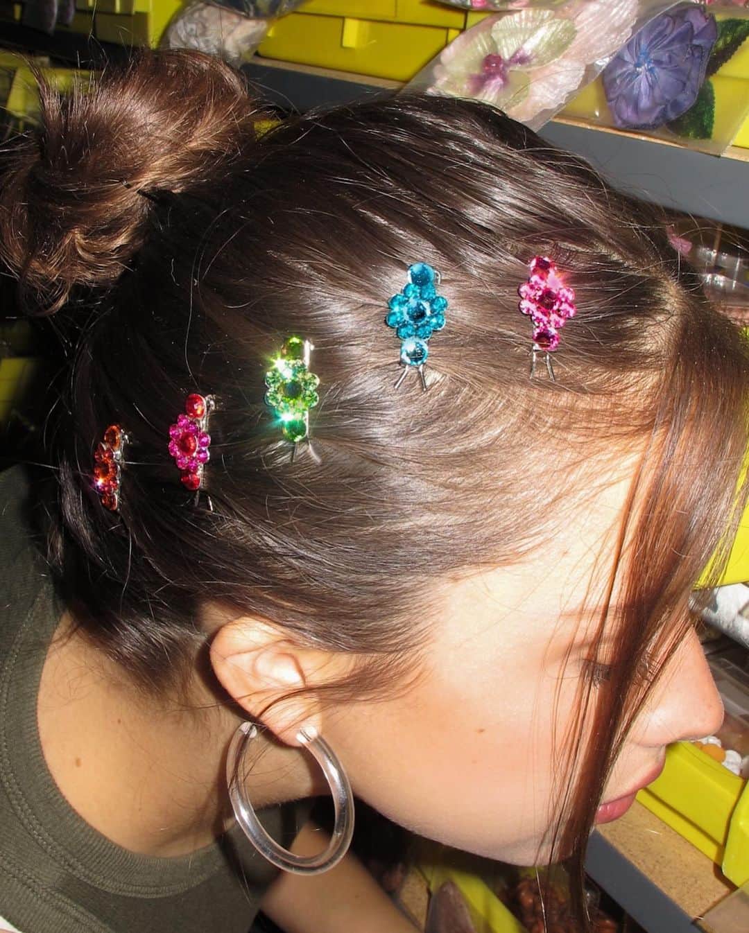 タリナ タランティーノのインスタグラム：「Hair jewelry has been seen everywhere from street fashion to the runways. Since the 90’s, our Classic Micro Clip is a trend that never goes out of style ⭐️   #hairclip #trendyjewelry #90sfashion」