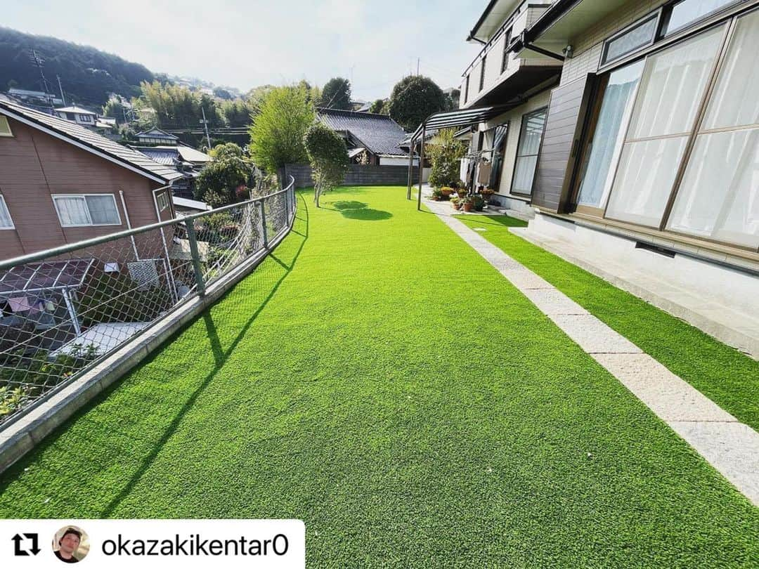 赤星拓さんのインスタグラム写真 - (赤星拓Instagram)「🌱スポーツ環境整備🌱 路盤工事から人工芝設置まで一貫して行うことで仕上がりの良さはもちろん、コストカットも実現します。 #お庭のプロにお任せ下さい #遊びの環境づくり #得意を活かす #岡﨑建工 @okaken1983  #Repost @okazakikentar0 with @use.repost ・・・ ■施工の紹介① O様邸にて人工芝を敷設しました。元々は天然芝のお庭でしたが、定期的なお手入れを負担に感じているとの相談を受け、お庭の人工芝化を提案させていただきました。お庭のメンテナンスにお悩みの方、子どもたちやペットが思い切り遊べる環境を作りたい方、ぜひご相談ください。 #お庭づくり  #人工芝 #ritaecologyturf #RET®  #岡﨑建工  #SSB @ssbiz_official」4月24日 4時02分 - akahoshi.taku_1