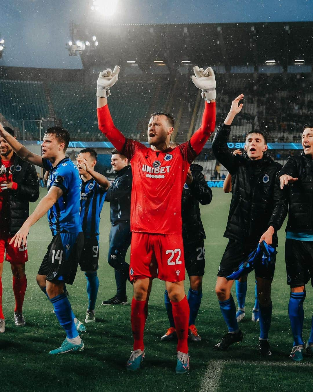 シモン・ミニョレさんのインスタグラム写真 - (シモン・ミニョレInstagram)「No Sweat No Glory!!🙌🏻🔵⚫ #BluvnGoan  Important job done with a clean sheet and a ticket to the Champions Play-Offs.🔥」4月24日 4時03分 - 22mignolet22