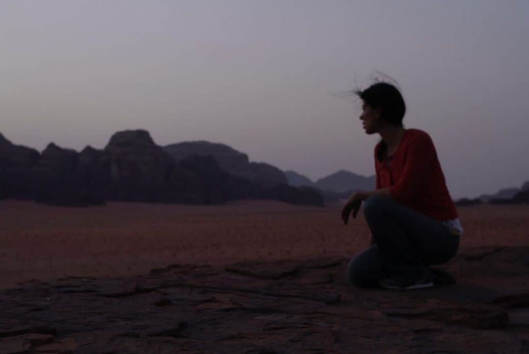 チェリーン・ダビスさんのインスタグラム写真 - (チェリーン・ダビスInstagram)「Happy #earthday from one of my favorite places on earth.   #wadirum #wadirumdesert #jordan」4月24日 4時14分 - cheriendabis