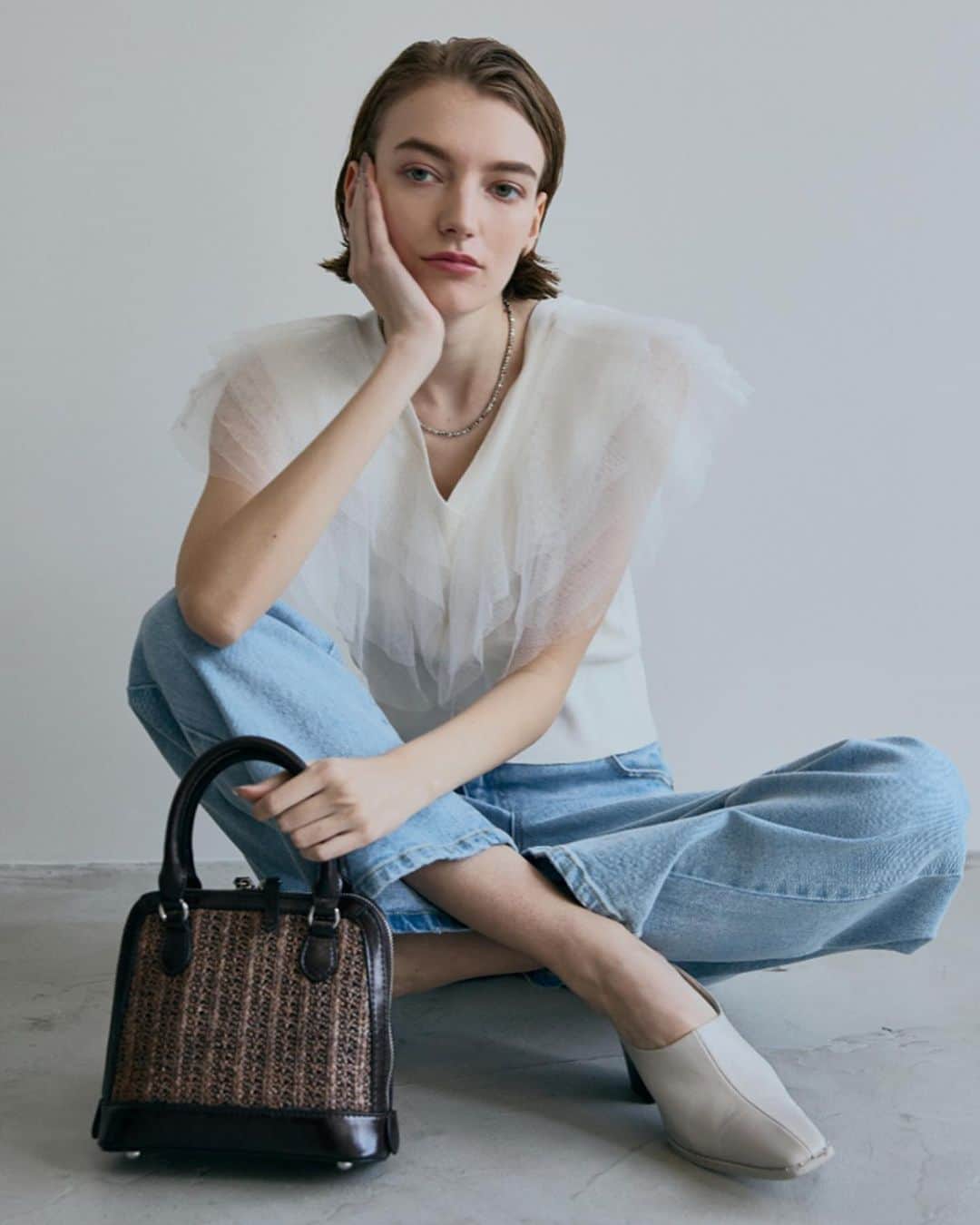 Fleur Fleurのインスタグラム：「Hello Monday! 🥰🫂✨✨ 今個星期Fleur Fleur嘅新貨已經準備好🥰🙌🏻💓💓💓 呢兩日IGstory會陸續update🤓🤌🏻🤌🏻  記得收睇Story呀😌 新作全部都係夏季collections! 我哋門市全部都係現貨發售💯 歡迎上嚟fitting 或者直接購買 WhatsApp查詢: 5572 9458 銅鑼灣門市: 恩平道52號字樓A室」