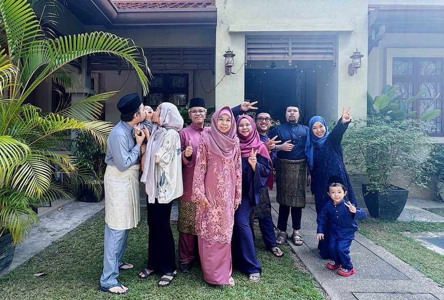 Risa Mizunoさんのインスタグラム写真 - (Risa MizunoInstagram)「Family Photos in our Kampung house 💙 Let me say Selamat Hari Raya again! ☺️ #selamathariraya   主人の実家でハリラヤのお祝い、みんなで集まって美味しいもの食べてお祈りしてわいわい過ごす特別な日は本当に最高です✨」4月23日 19時24分 - muslimahtokyo