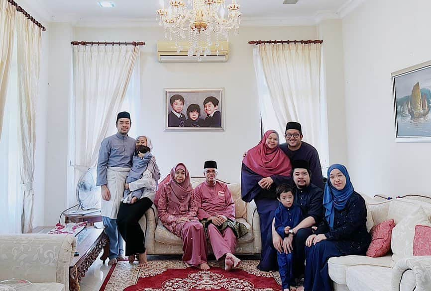 Risa Mizunoさんのインスタグラム写真 - (Risa MizunoInstagram)「Family Photos in our Kampung house 💙 Let me say Selamat Hari Raya again! ☺️ #selamathariraya   主人の実家でハリラヤのお祝い、みんなで集まって美味しいもの食べてお祈りしてわいわい過ごす特別な日は本当に最高です✨」4月23日 19時24分 - muslimahtokyo