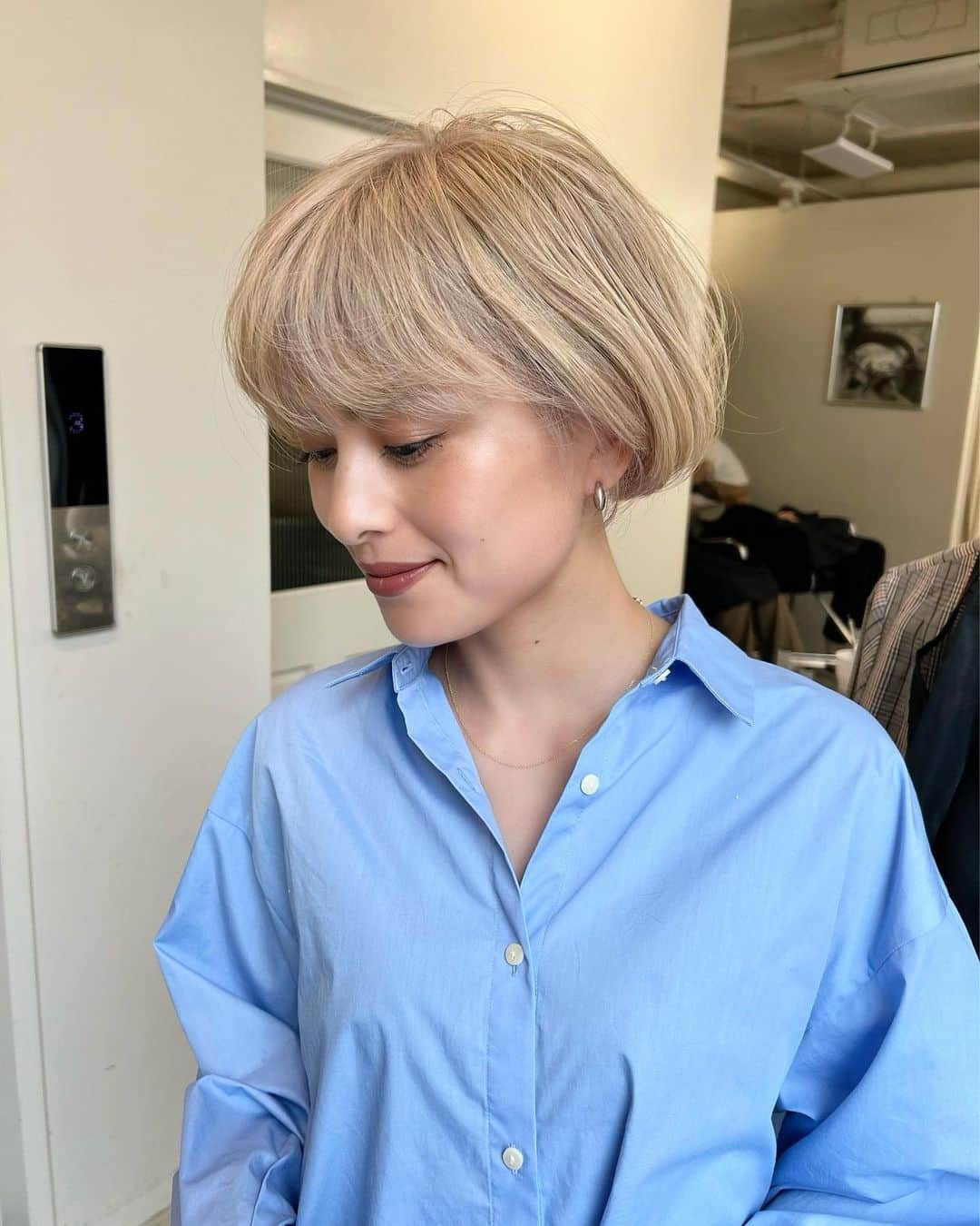 国枝洋子のインスタグラム：「黒髪から白髪に🥹  昔からほんと突発的で極端なんです。  急に連絡してワガママ言っても 対応してくれる優しいカリスマさん @ryoooooooooooooooo  ありがとね😂🫶」
