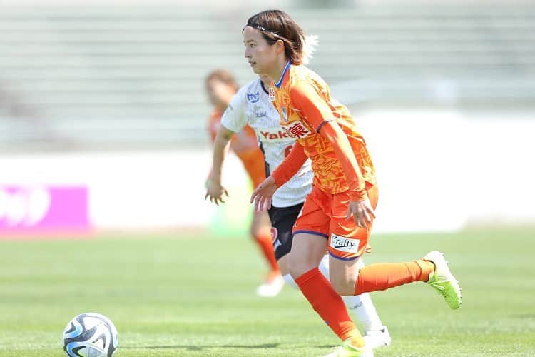 のインスタグラム：「. . 昨日も応援ありがとうございました！⚽️ . . 20周年記念サンクスデーでした。 歴史あるクラブで プレーしていることに 責任と誇りを感じています。 あたたかく、力強い応援にいつもパワーをもらっています🔥 引き分けではなく次こそ勝利できるよう頑張ります。 . . そしてようやく皆さんと 交流できたこと嬉しく思います。応援ありがとうございました🤝 . . #weリーグ #albirex #20周年記念サンクスデー」